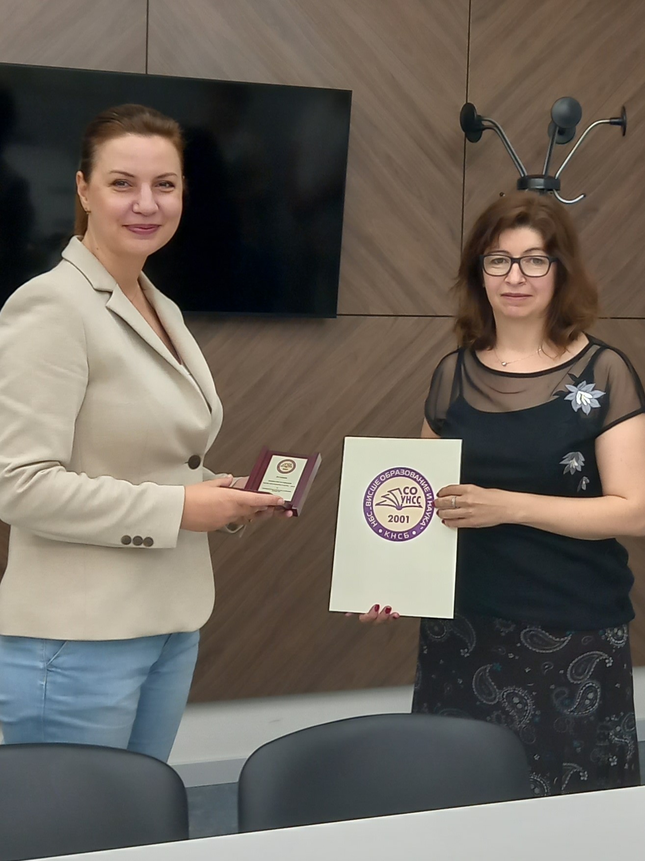 Синдикална организация “Висше образование и наука – КНСБ” към УННС удостои Мария Минчева с плакет